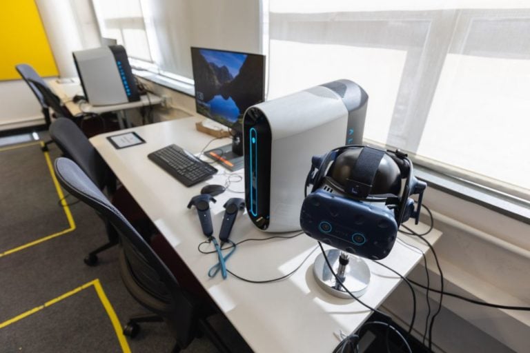 Virtual reality headsets and workstations in an immersive learning setting